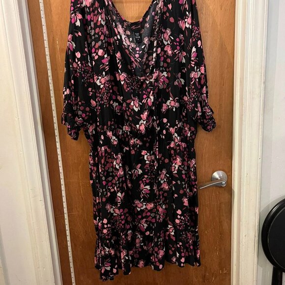 Size 4(4X) - Torrid - Black and Pink Half Sleeve Midi Dress - Picture 6 of 6